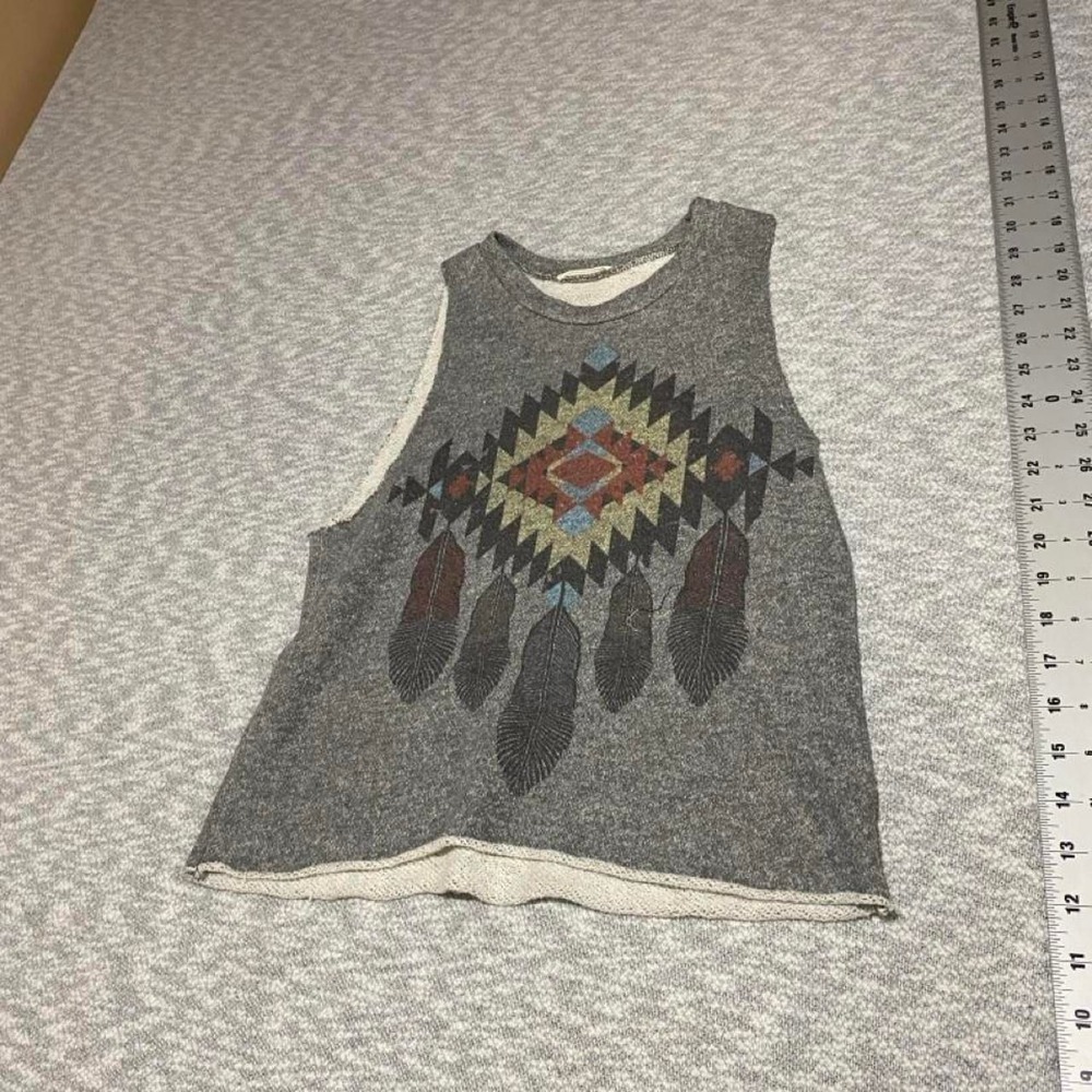 Tres Bien Gray tank top geometric tribal design Best fits à Small. SKU-B625